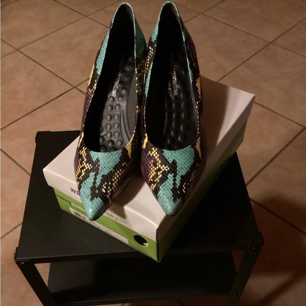 Colorful 2’ Snake print Pumps